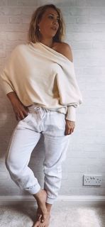 Laura Hamilton feet photo thumbnail