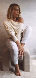 Laura Hamilton feet photo thumbnail