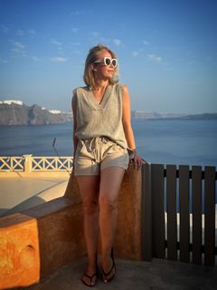 Laura Hamilton feet photo thumbnail