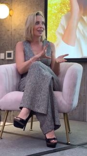 Laura Hamilton feet photo thumbnail