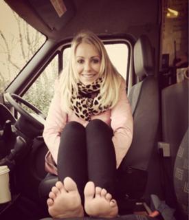 Laura Hamilton feet photo thumbnail