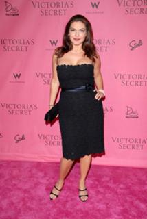 Laura Harring feet photo thumbnail