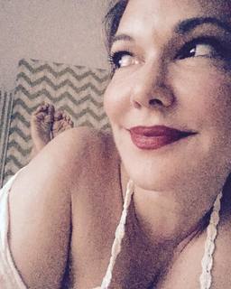 Laura Harring feet photo thumbnail