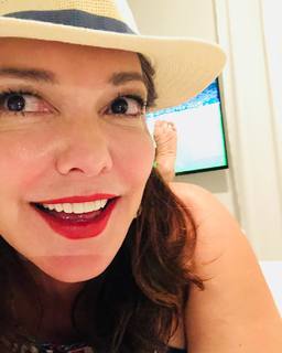 Laura Harring feet photo thumbnail