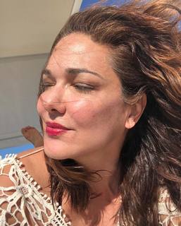 Laura Harring feet photo thumbnail