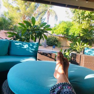 Laura Harring feet photo thumbnail