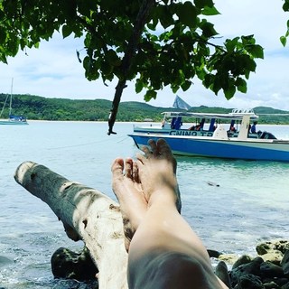 Laura Harring feet photo thumbnail