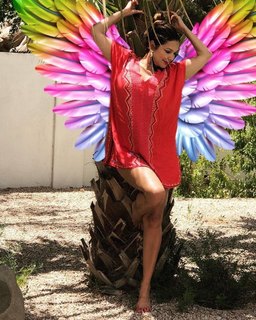 Laura Harring feet photo thumbnail