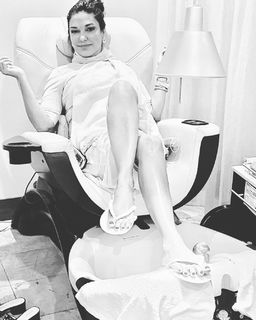 Laura Harring feet photo thumbnail