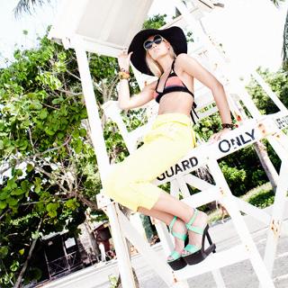 Laura James feet photo 10