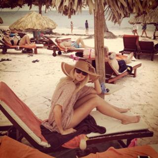 Laura James feet photo 8
