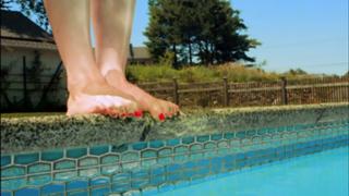 Laura Linney feet photo thumbnail