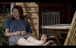 Laura Linney feet photo thumbnail