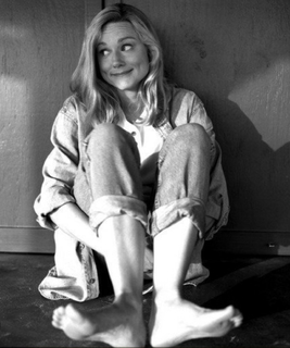 Laura Linney feet photo thumbnail