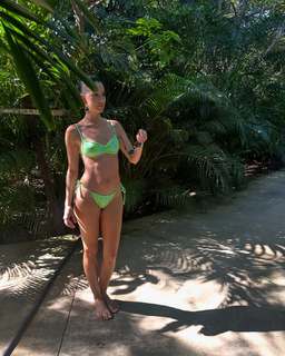 Laura Londoño feet photo 7