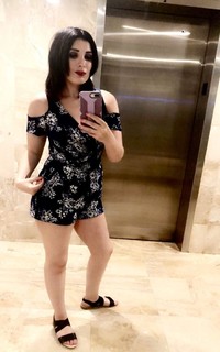 Laura Loomer feet photo 16
