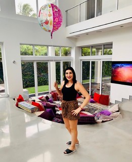 Laura Loomer feet photo 13