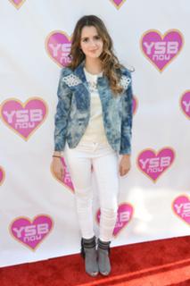 Laura Marano feet photo thumbnail