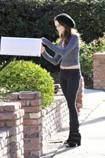 Laura Marano feet photo thumbnail