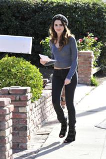 Laura Marano feet photo thumbnail