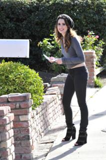 Laura Marano feet photo thumbnail