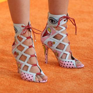Laura Marano feet photo thumbnail
