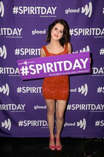 Laura Marano feet photo thumbnail