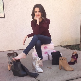 Laura Marano feet photo thumbnail