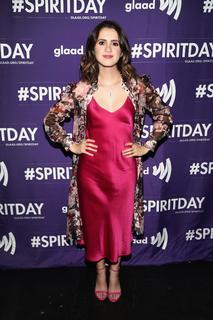 Laura Marano feet photo thumbnail