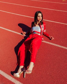 Laura Marano feet photo thumbnail