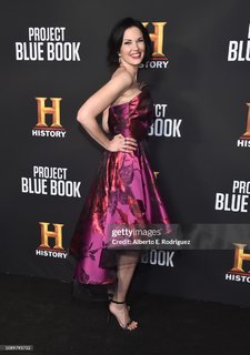 Laura Mennell feet photo 4