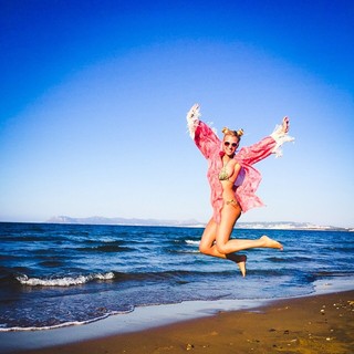Laura Naries feet photo 8