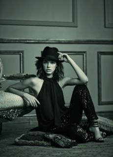 Laura Neiva feet photo 8