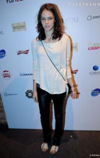 Laura Neiva feet photo 3