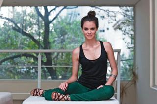 Laura Neiva feet photo 3