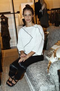 Laura Neiva feet photo 9