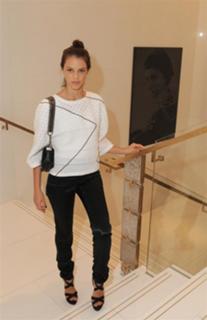 Laura Neiva feet photo 5