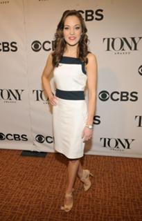 Laura Osnes feet photo 9