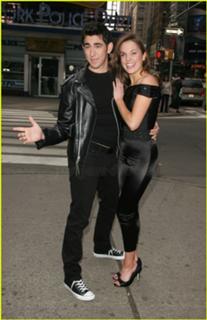 Laura Osnes feet photo 20