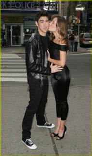 Laura Osnes feet photo 15
