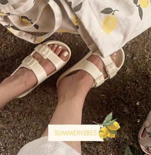 Laura Papendick feet photo 3