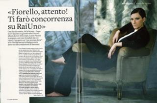 Laura Pausini feet photo thumbnail