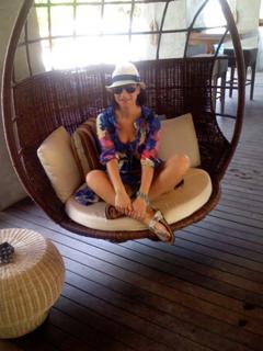 Laura Pausini feet photo thumbnail