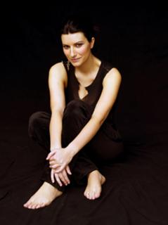 Laura Pausini feet photo thumbnail
