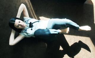 Laura Pausini feet photo thumbnail