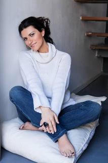 Laura Pausini feet photo thumbnail