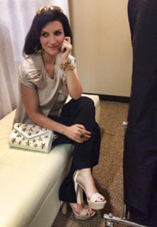 Laura Pausini feet photo thumbnail