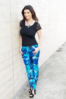 Laura Pausini feet photo thumbnail