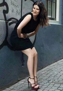 Laura Pausini feet photo thumbnail