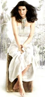 Laura Pausini feet photo thumbnail